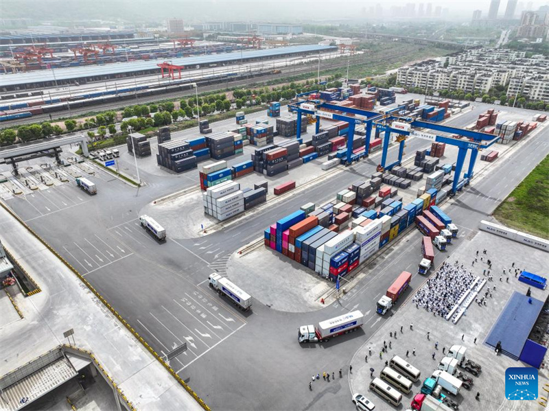 China lan?a primeira rota inter-regional para caminh?es movidos a hidrogênio