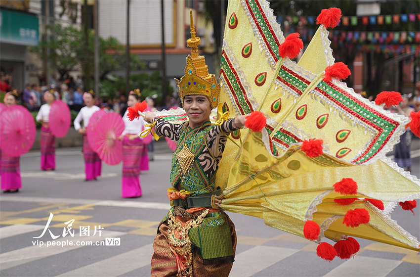 Yunnan: Festival de Aspers?o de água celebrado em Jinghong