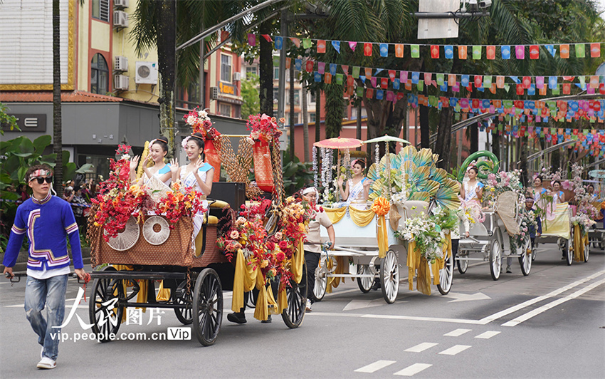 Yunnan: Festival de Aspers?o de água celebrado em Jinghong