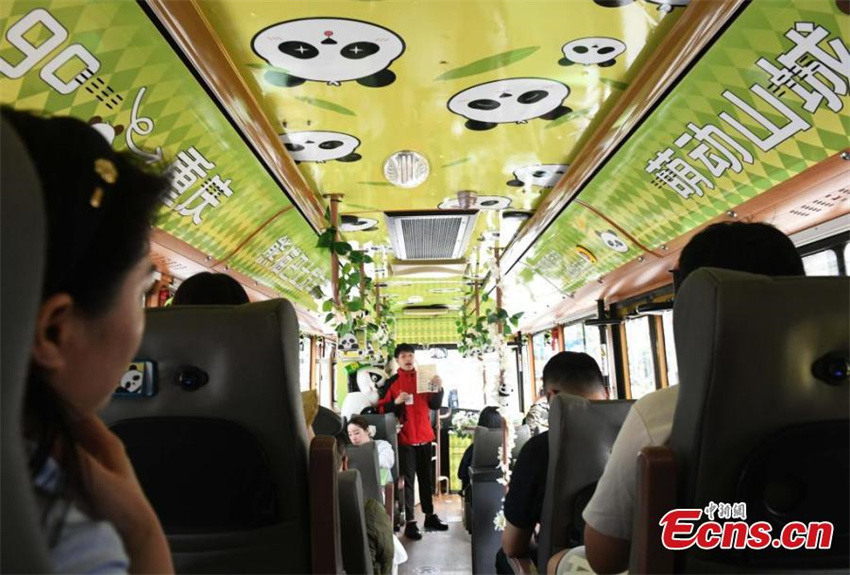?nibus com tema de panda estreia em Chongqing