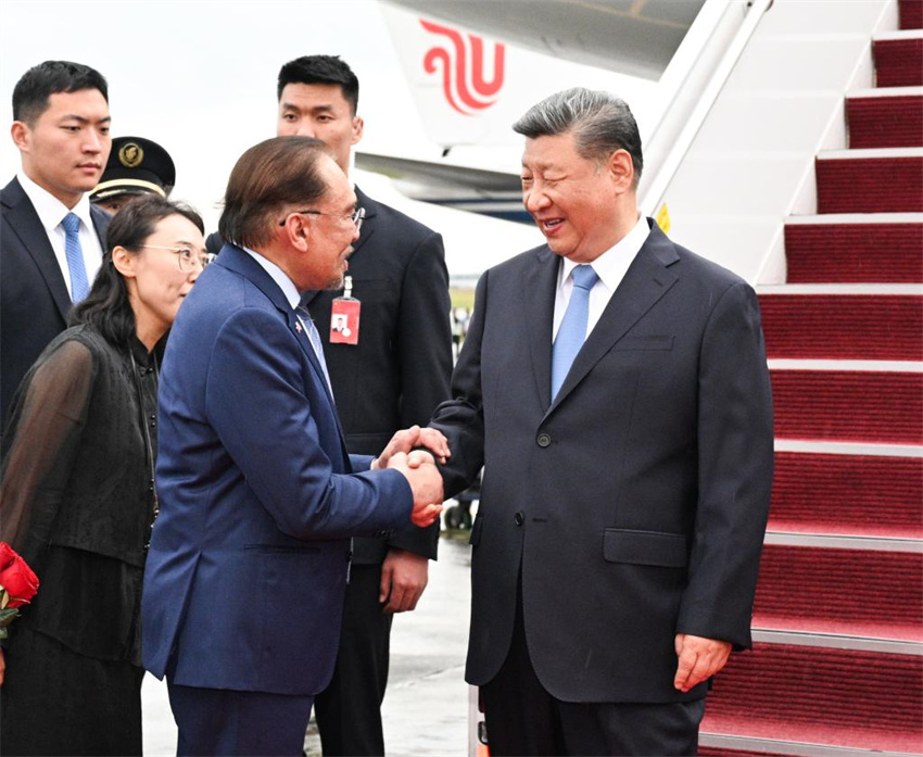 Xi Jinping chega a Kuala Lumpur para visita de Estado à Malásia