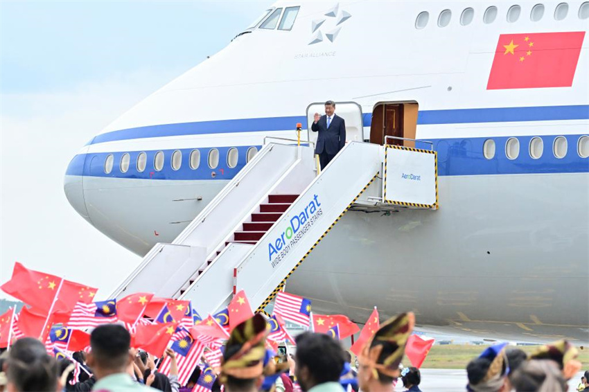 Xi Jinping chega a Kuala Lumpur para visita de Estado à Malásia