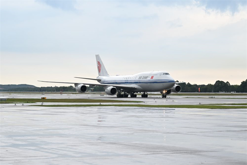 Xi Jinping chega a Kuala Lumpur para visita de Estado à Malásia