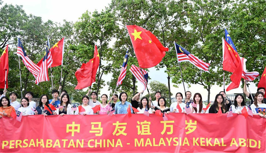 Xi Jinping chega a Kuala Lumpur para visita de Estado à Malásia