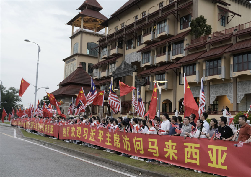 Xi Jinping chega a Kuala Lumpur para visita de Estado à Malásia