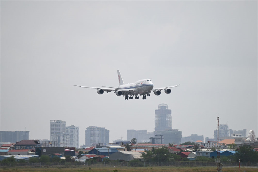 Xi Jinping chega a Phnom Penh para visita de Estado ao Camboja