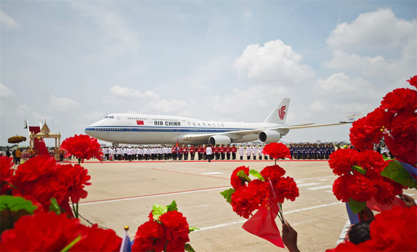 Xi Jinping chega a Phnom Penh para visita de Estado ao Camboja