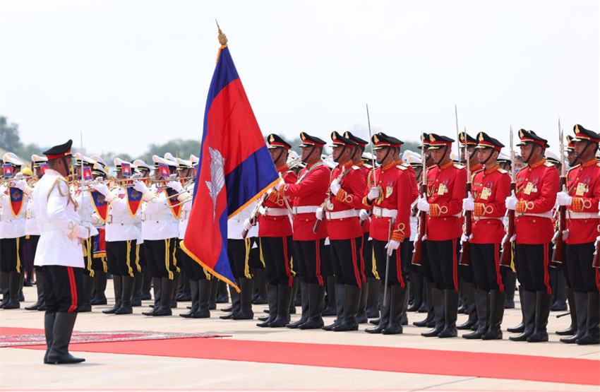 Xi Jinping chega a Phnom Penh para visita de Estado ao Camboja