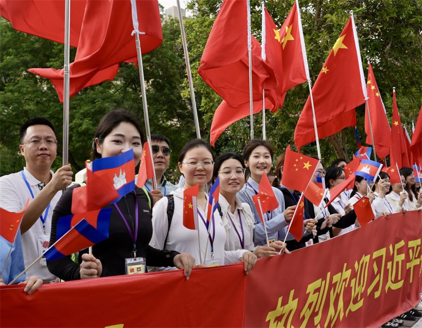 Xi Jinping chega a Phnom Penh para visita de Estado ao Camboja