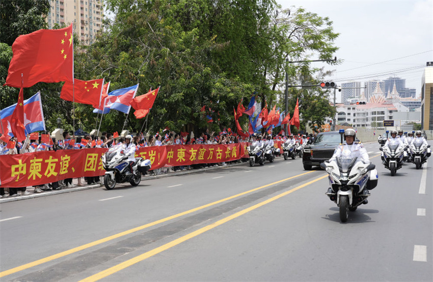 Xi Jinping chega a Phnom Penh para visita de Estado ao Camboja