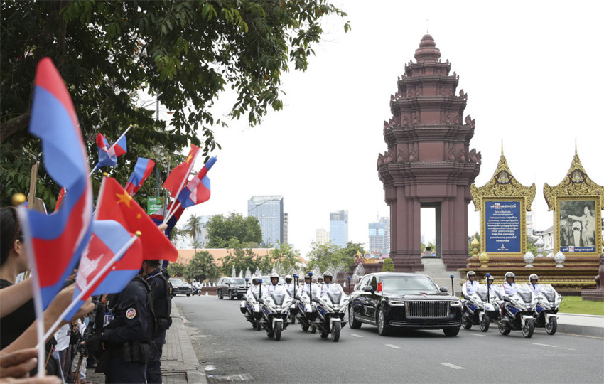 Xi Jinping chega a Phnom Penh para visita de Estado ao Camboja