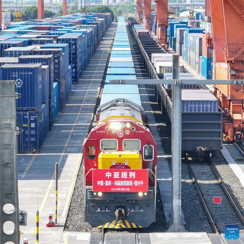 Rota regular de trem de carga liga Chongqing, na China, à ásia Central