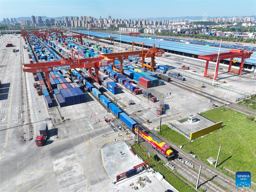 Rota regular de trem de carga liga Chongqing, na China, à ásia Central