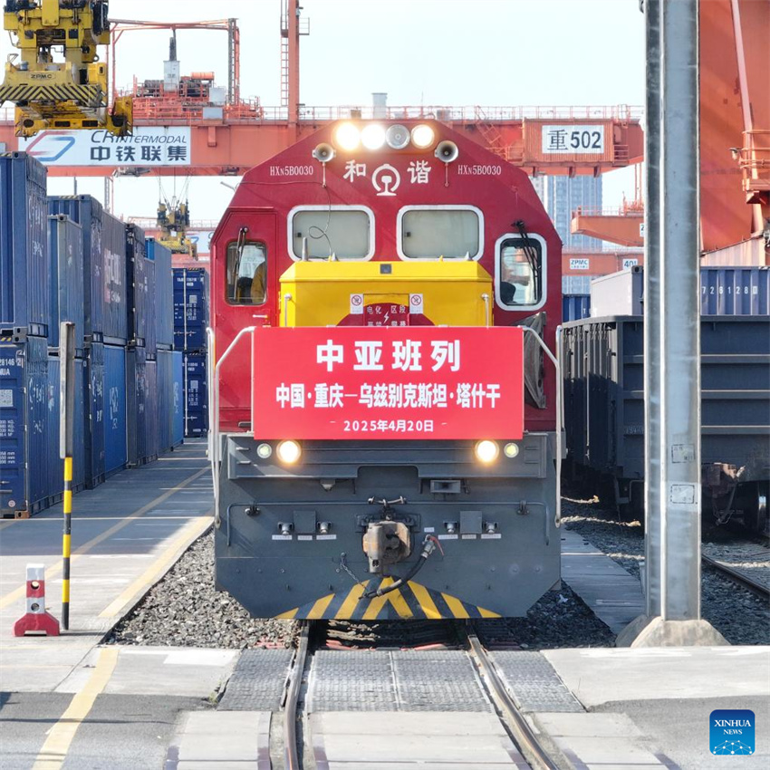 Rota regular de trem de carga liga Chongqing, na China, à ásia Central