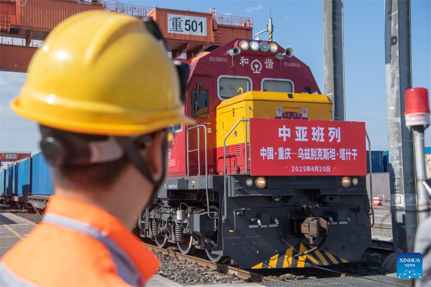 Rota regular de trem de carga liga Chongqing, na China, à ásia Central