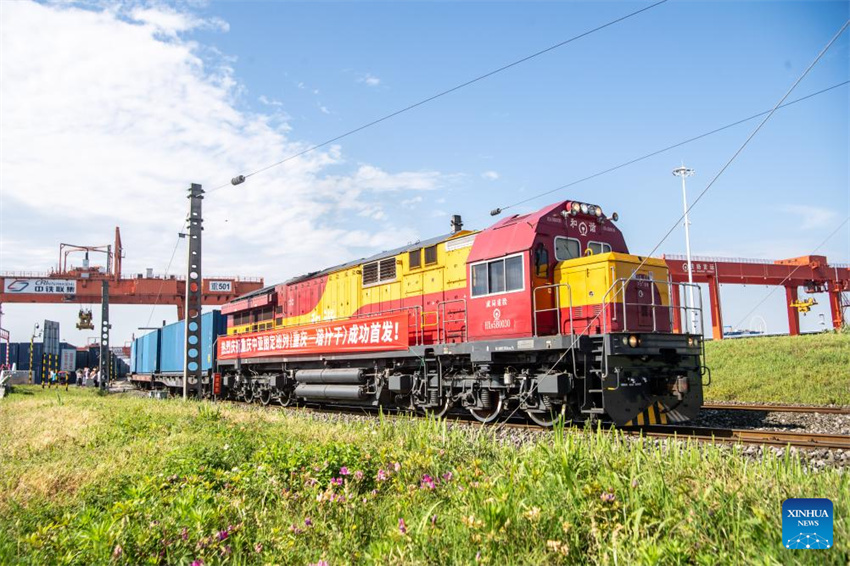 Rota regular de trem de carga liga Chongqing, na China, à ásia Central