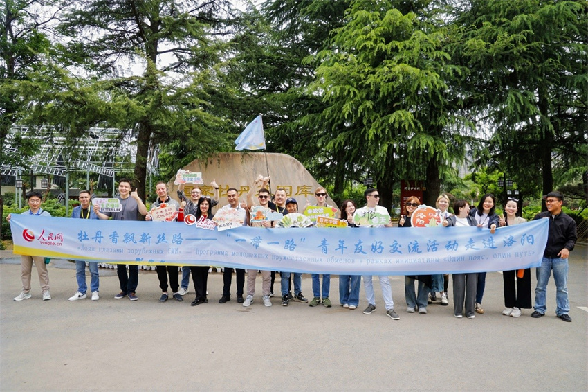 Jornalistas de nove países euroasiáticos visitam o Jardim Nacional da Peónia em Luoyang