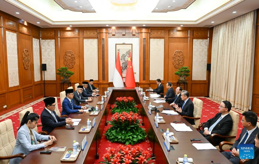 Chanceler chinês mantém conversa??es com homólogo indonésio