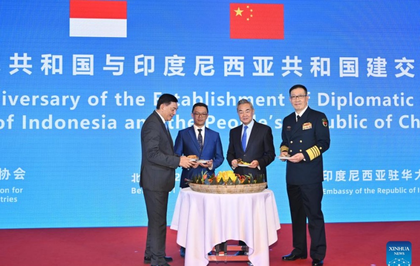 Chanceler chinês mantém conversa??es com homólogo indonésio