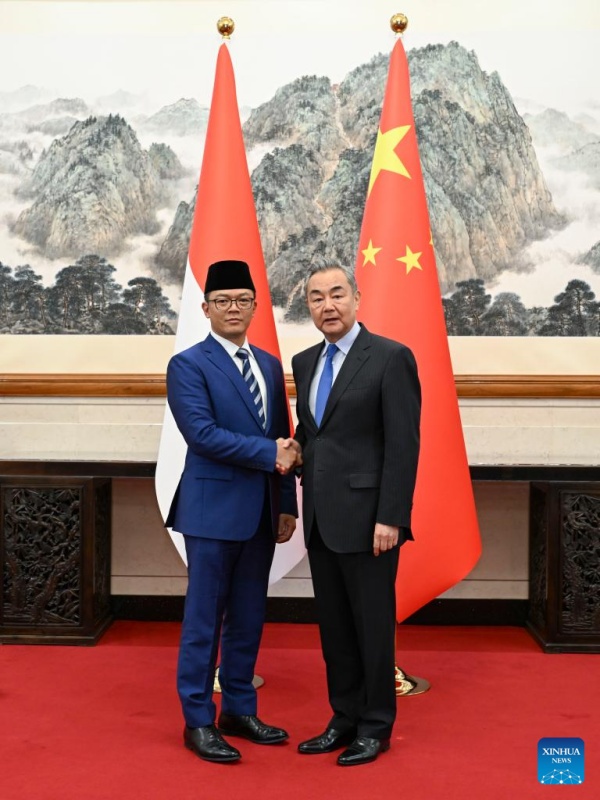 Chanceler chinês mantém conversa??es com homólogo indonésio