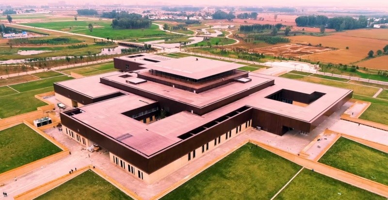 Jornalistas da Eurásia visitam o Museu do Sítio Arqueológico da Capital Xia em Erlitou