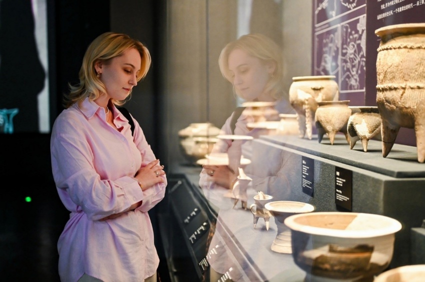 Jornalistas da Eurásia visitam o Museu do Sítio Arqueológico da Capital Xia em Erlitou