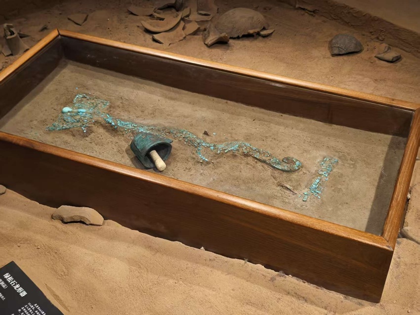 Jornalistas da Eurásia visitam o Museu do Sítio Arqueológico da Capital Xia em Erlitou