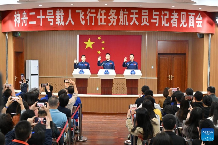 Astronautas da miss?o chinesa Shenzhou-20 atendem conferência de imprensa