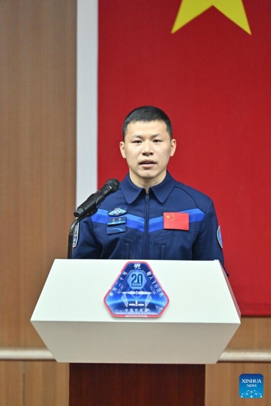 Astronautas da miss?o chinesa Shenzhou-20 atendem conferência de imprensa