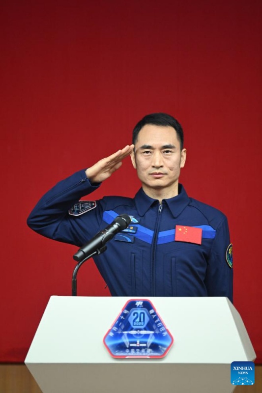 Astronautas da miss?o chinesa Shenzhou-20 atendem conferência de imprensa