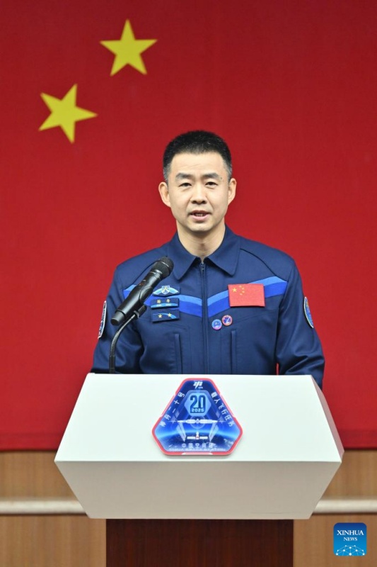 Astronautas da miss?o chinesa Shenzhou-20 atendem conferência de imprensa