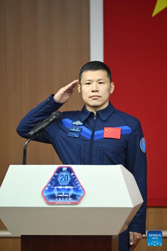 Astronautas da miss?o chinesa Shenzhou-20 atendem conferência de imprensa