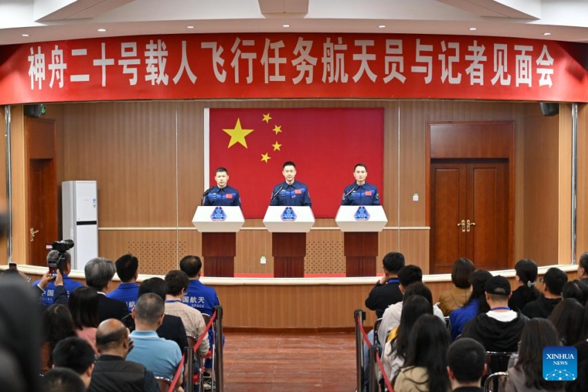 Astronautas da miss?o chinesa Shenzhou-20 atendem conferência de imprensa