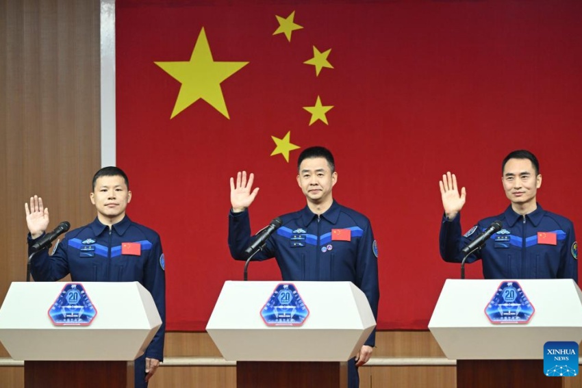 Astronautas da miss?o chinesa Shenzhou-20 atendem conferência de imprensa