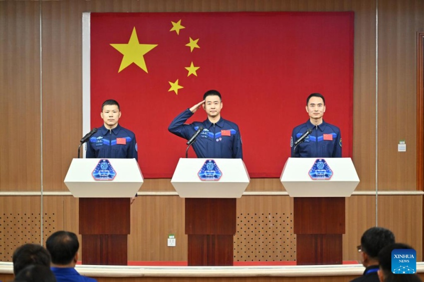 Astronautas da miss?o chinesa Shenzhou-20 atendem conferência de imprensa
