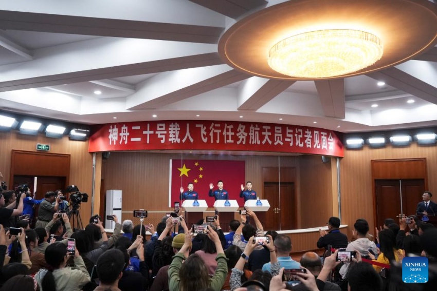 Astronautas da miss?o chinesa Shenzhou-20 atendem conferência de imprensa