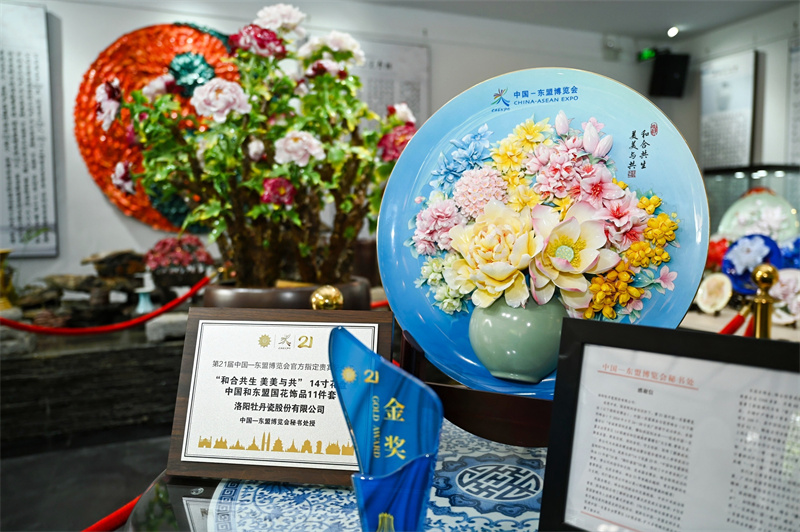 Jornalistas da Eurásia experienciam charme único da porcelana de pe?nia de Luoyang