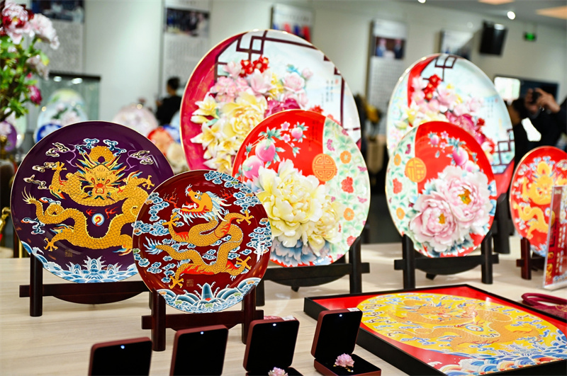 Jornalistas da Eurásia experienciam charme único da porcelana de pe?nia de Luoyang