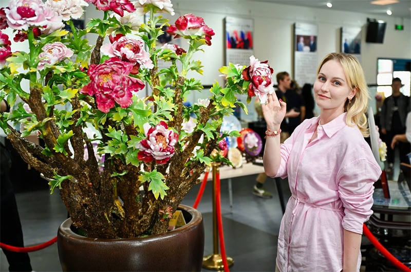 Jornalistas da Eurásia experienciam charme único da porcelana de pe?nia de Luoyang