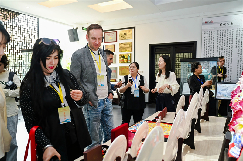 Jornalistas da Eurásia experienciam charme único da porcelana de pe?nia de Luoyang