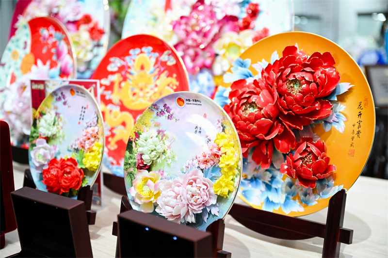 Jornalistas da Eurásia experienciam charme único da porcelana de pe?nia de Luoyang