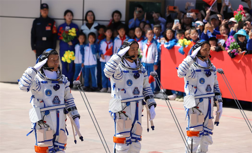 Cerim?nia marca partida de astronautas chineses da miss?o Shenzhou-20