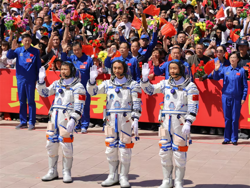 Cerim?nia marca partida de astronautas chineses da miss?o Shenzhou-20