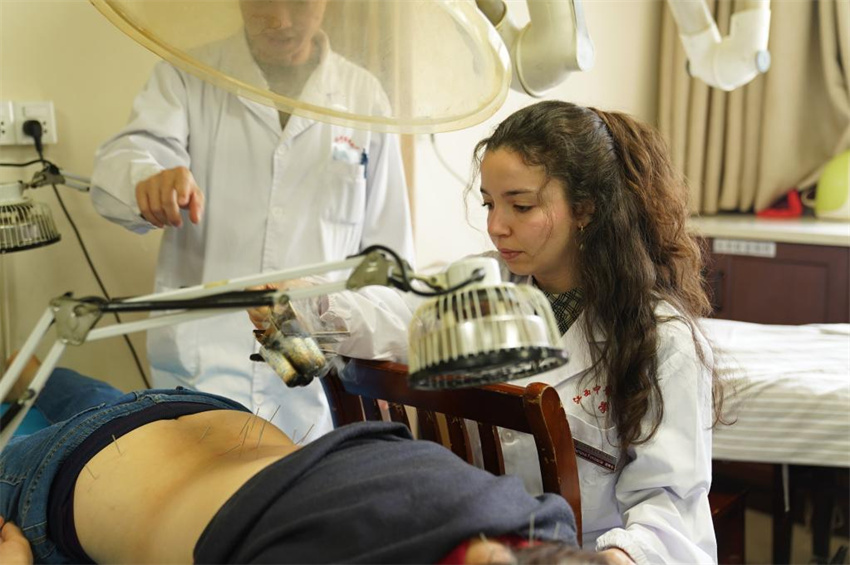 Profissionais portugueses de medicina tradicional chinesa estudam em Jiangxi, China