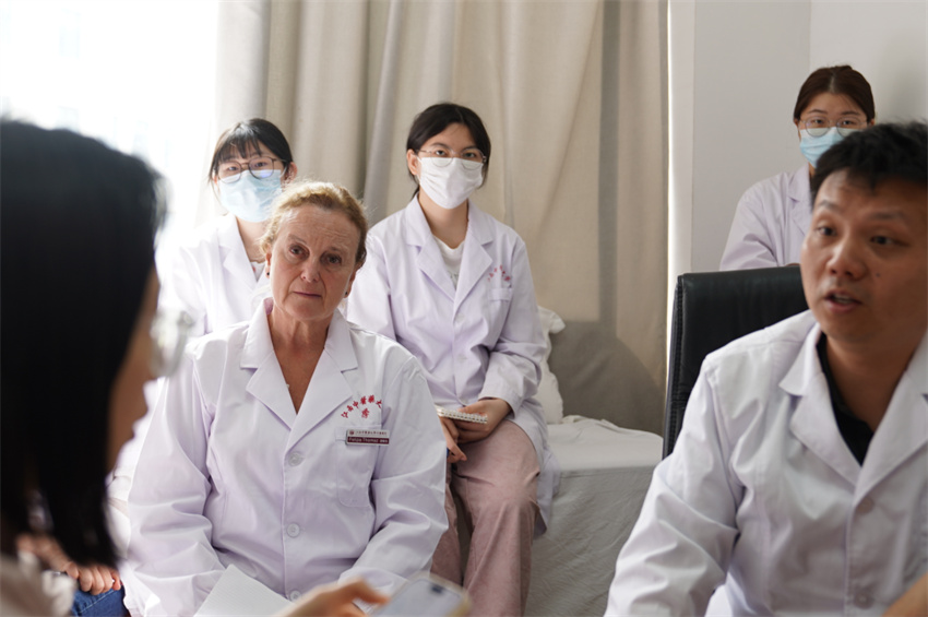 Profissionais portugueses de medicina tradicional chinesa estudam em Jiangxi, China