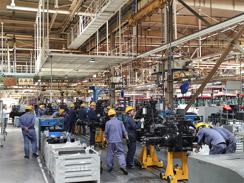 China YTO: um trator sai da linha de produ??o a cada três minutos