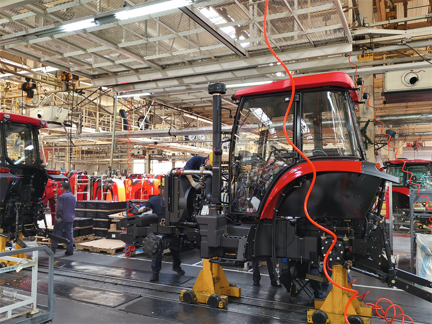 China YTO: um trator sai da linha de produ??o a cada três minutos