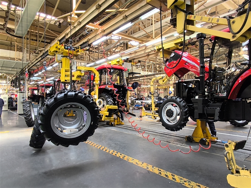 China YTO: um trator sai da linha de produ??o a cada três minutos