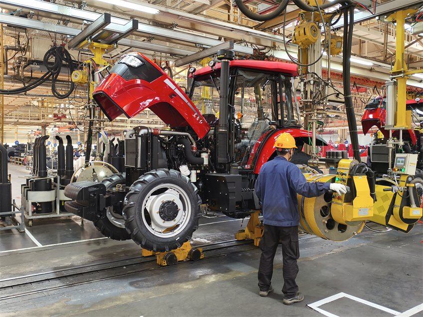 China YTO: um trator sai da linha de produ??o a cada três minutos
