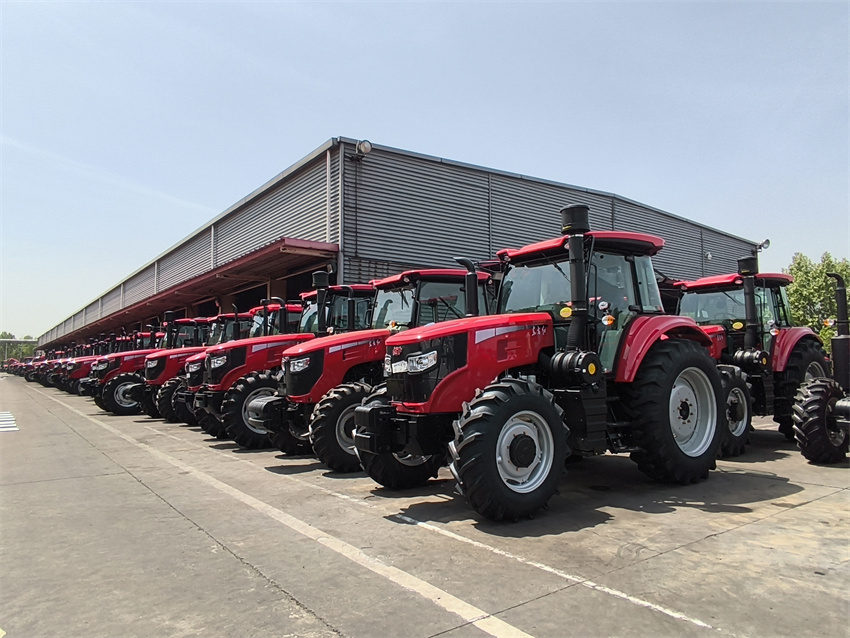 China YTO: um trator sai da linha de produ??o a cada três minutos